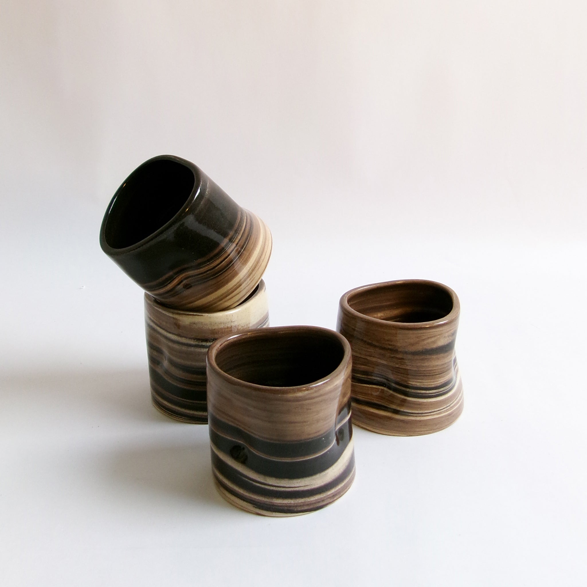 BLACK AND BROWN MARBLE MUG